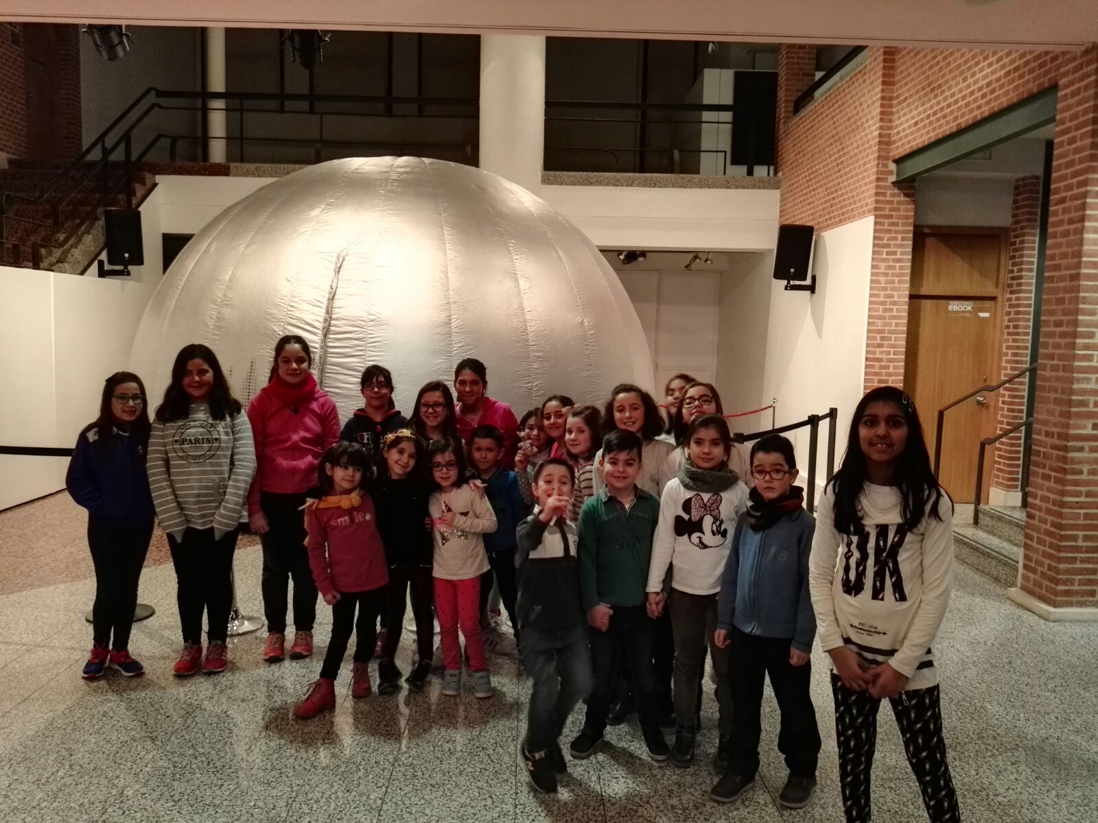 La biblioteca infantil organiza una espectacular animación con una cúpula fulldome en la que participan 65 niños