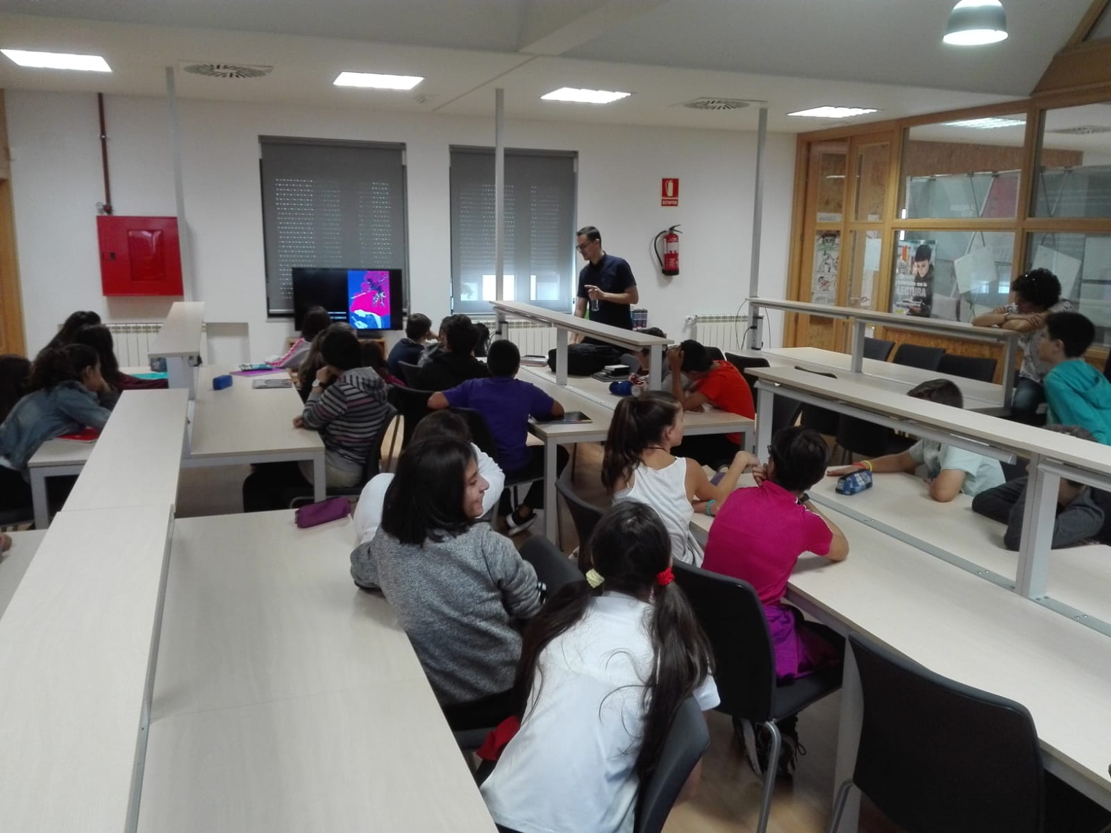 La Biblioteca Municipal de Santa María del Páramo acoge una Masterclass de Raúl Allén y la Cúpula Fulldome de Mares Virtuales
