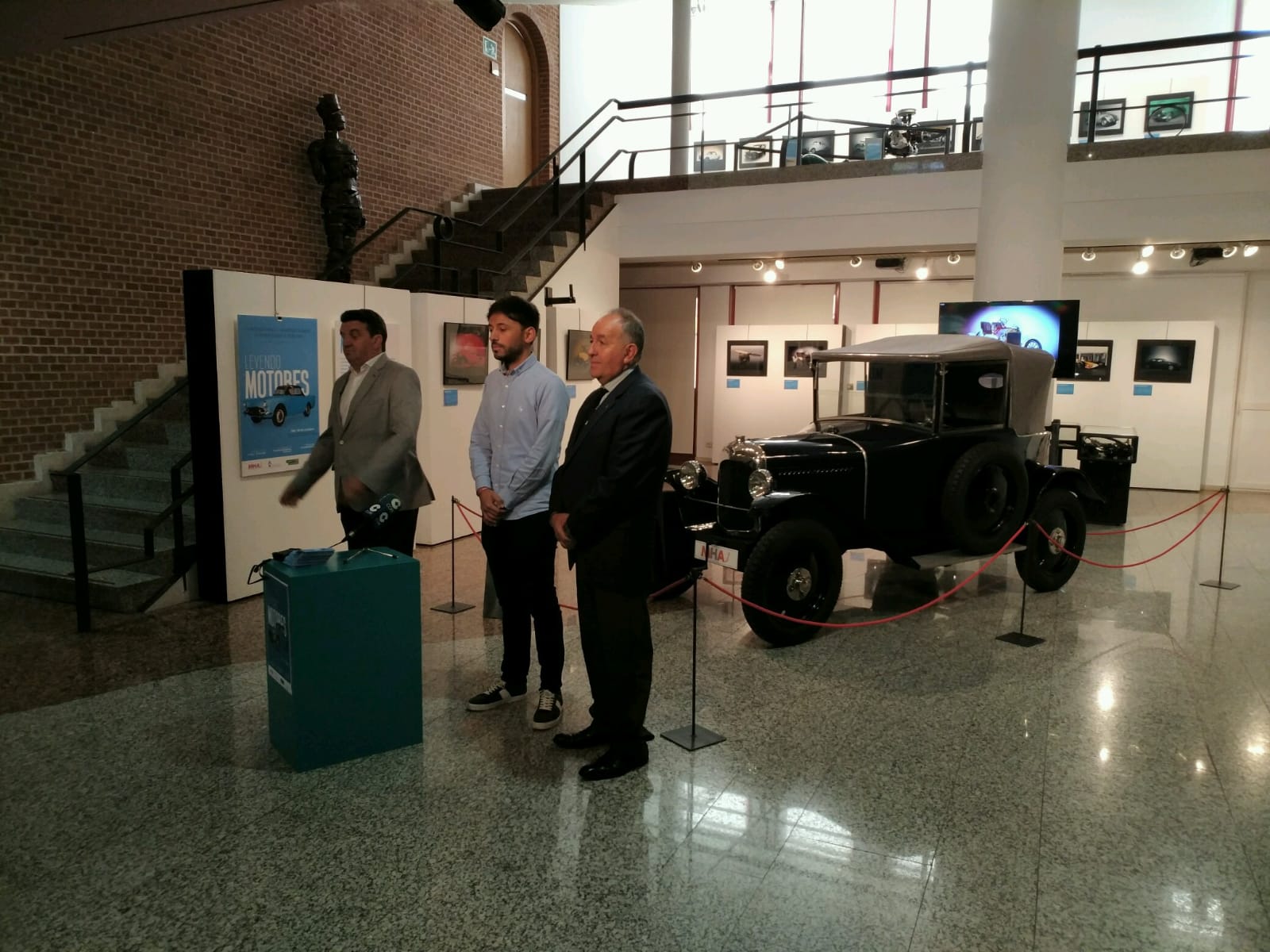 Exposición Leyendo Motores