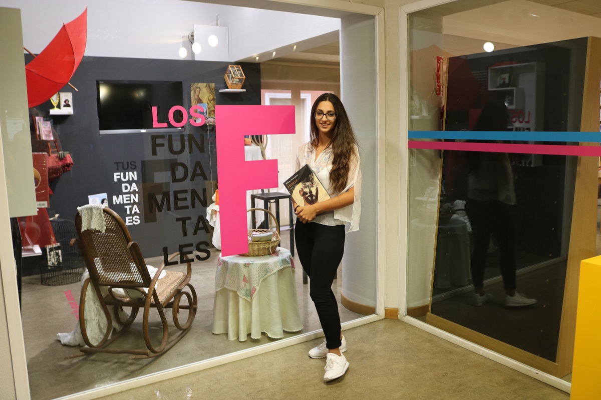 La joven Andrada María Citirica, protagonista de Los Fundamentales en la Biblioteca
